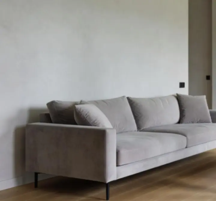 Designer Norvexxia observant un espace intérieur lors d'une visite de diagnostic sur site.